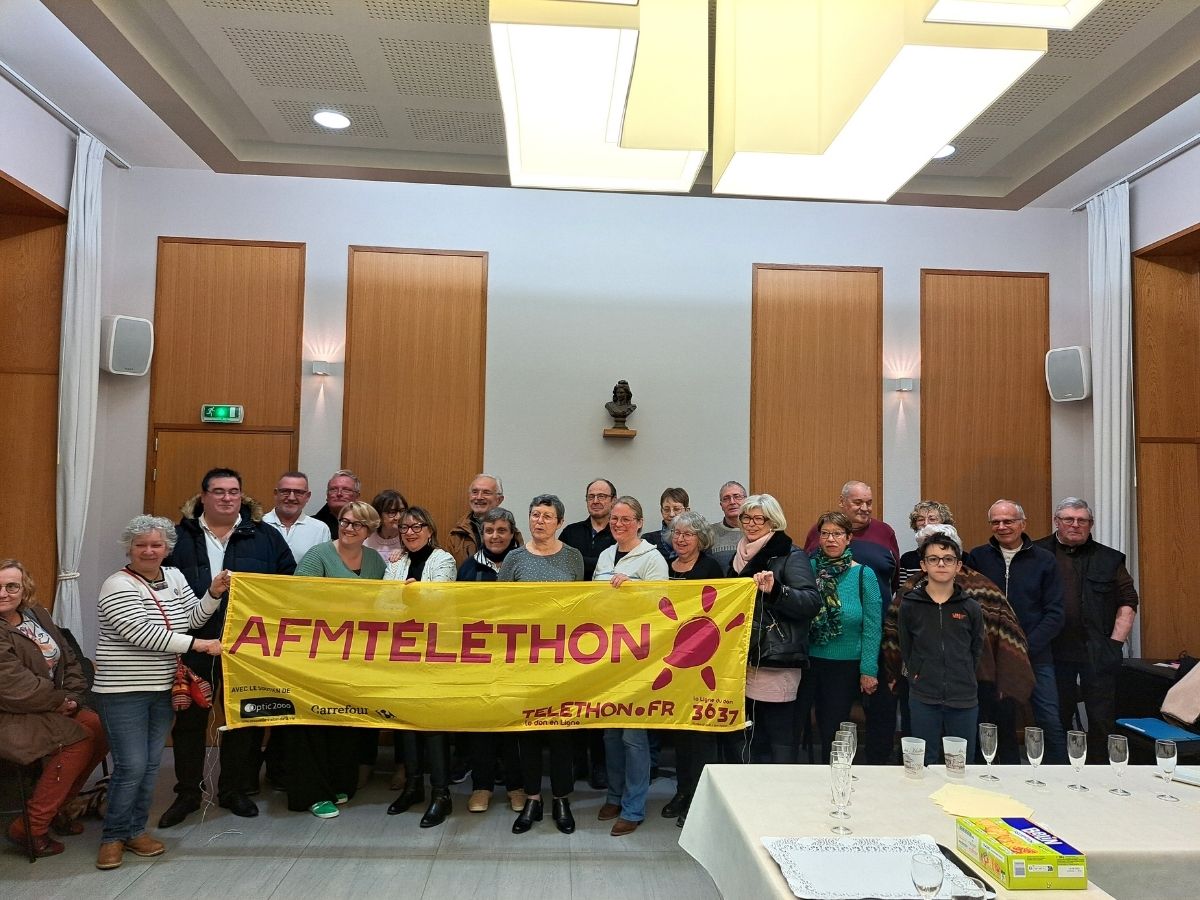Remise des dons par la mairie à l’AFM Remise des dons par la mairie à l’AFM