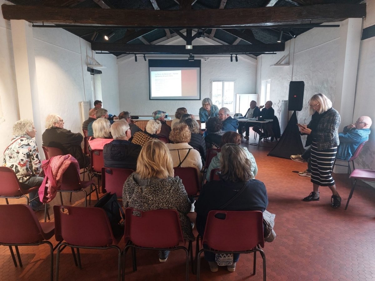 Un moment d’échange entre bénévoles à Beauvoir-sur-Mer