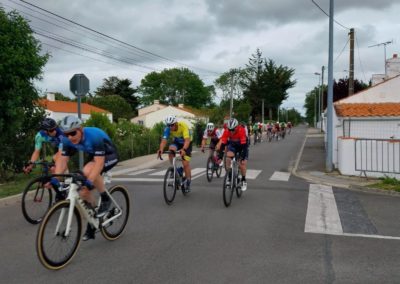 Cyclistes sur le circuit Coupe de France Beauvoir-sur-Mer 2026
